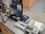 un comptoir sur lequel sont posés de nombreux appareils électroniques