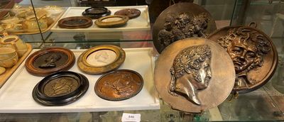 une vitrine remplie de différentes sortes de poteries