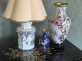 deux vases posés sur une table sur laquelle se trouve une lampe