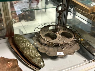 une vitrine en verre sur laquelle est posé un objet en métal