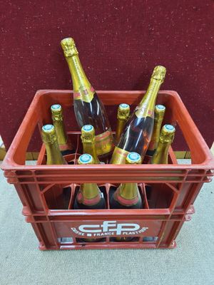une caisse rouge contenant six bouteilles de bière