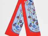 une image représentant un pantalon rouge orné de fleurs