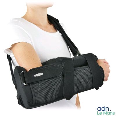 the woman is holding a black bag with a black strap on it
