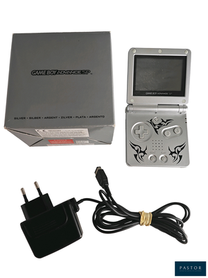 une console de jeux avec un cordon d'alimentation et un chargeur