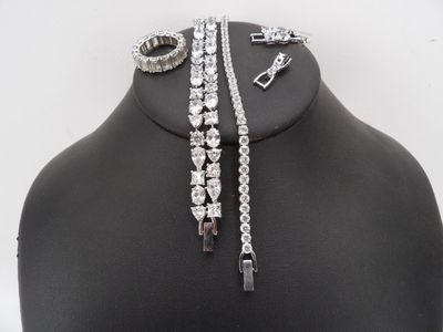 SWAROVSKI - Ensemble de bijoux en métal et pierres blanches …