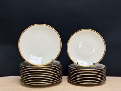 lot de six assiettes noires et blanches à bord doré