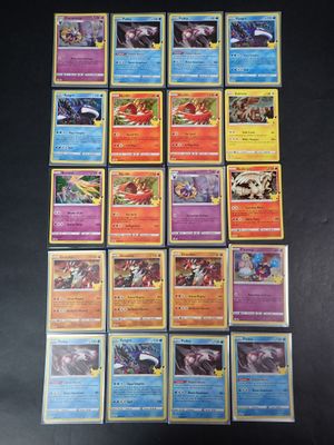 un tas de cartes pokemon posées sur une table