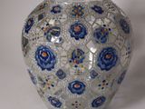 un vase en verre orné de fleurs bleues et blanches