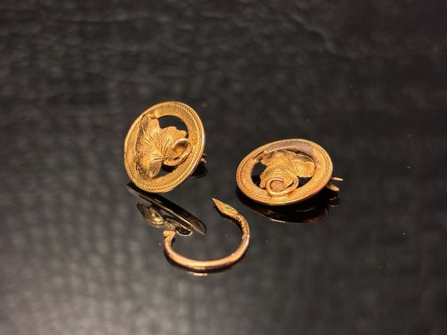Paire de boucles accidenté en or 18 carats 750 millièmes. En règl...