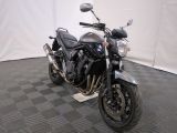 une moto qui est garée dans une pièce dont le sol est en damier