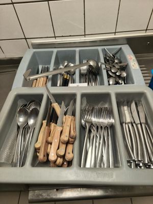 de nombreuses cuillères, fourchettes et cuillères dans un plateau