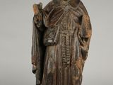 une statue en bois représentant un homme barbu vêtu d'une robe
