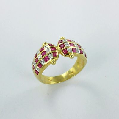 un gros plan d'une bague en or sertie d'un diamant rouge et blanc
