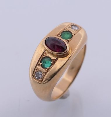 Bague en or jaune 750 sertie d'un rubis cabochon épaulé d'ém… - Photo 1