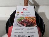 une boîte de viande posée sur une poêle munie d'un manche en bois
