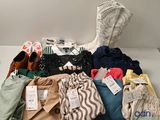 un tas de vêtements et de chaussures posés sur une table