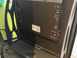 une télévision posée sur un meuble dans la pièce