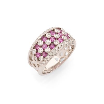 une bague en saphir rose et diamant