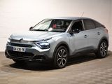 la voiture argentée est garée dans le garage sur le sol en damier