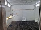 une pièce équipée de toilettes et d'un lavabo