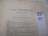 un vieux livre écrit posé sur une table