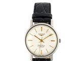 gros plan d'une montre sur fond blanc avec un bracelet noir