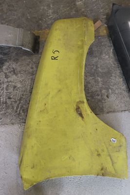 un objet jaune posé par terre à côté d'un objet noir