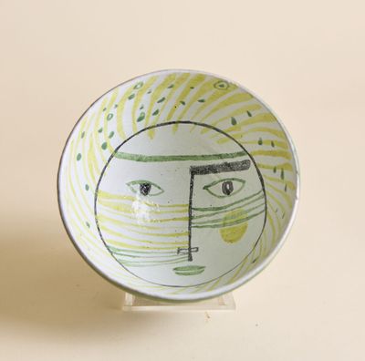 un petit bol sur lequel est dessiné un visage