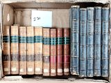 une boîte remplie de vieux livres sur laquelle est collée une étiquette de prix
