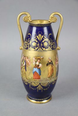 un vase bleu et or orné d'une peinture