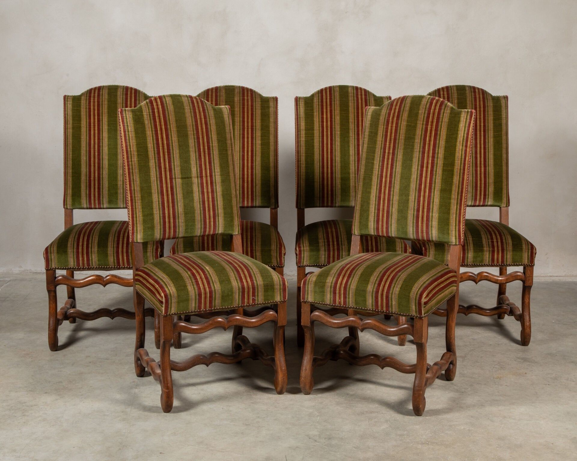 Suite de six chaises en bois naturel à haut dossier cintré e…
