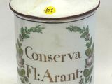 un bocal en céramique muni d'un couvercle sur lequel est inscrit « conservatie d'arant »