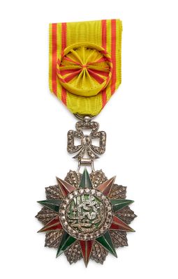 gros plan d'une médaille sur fond blanc