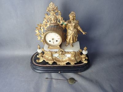 une horloge posée sur une table