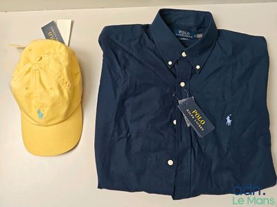 un polo et une casquette posés sur une table, à côté d'une casquette