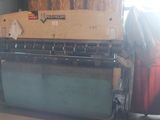 une grande machine qui se trouve dans un garage