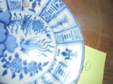 une assiette bleue et blanche posée sur une table