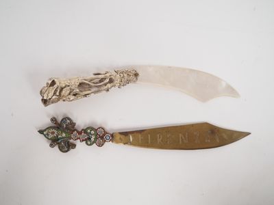 Deux différents ouvre-lettres en micromosaïque, laiton, méta… - Photo 1