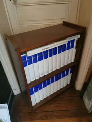 une bibliothèque sur laquelle se trouvent de nombreux livres