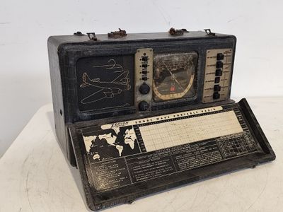 une radio à l'ancienne posée sur une table blanche