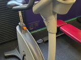 une salle de sport équipée d'un vélo d'appartement et d'un tapis de course