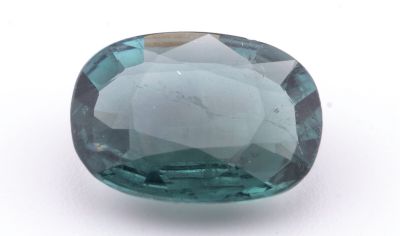 un gros plan d'une pierre précieuse bleu-vert sur une surface blanche