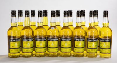 six bouteilles de bière sont alignées les unes à côté des autres sur une surface blanche