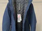 la veste est suspendue à un cintre sur le mur