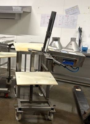 une cuisine où il y a beaucoup de tables et de chaises