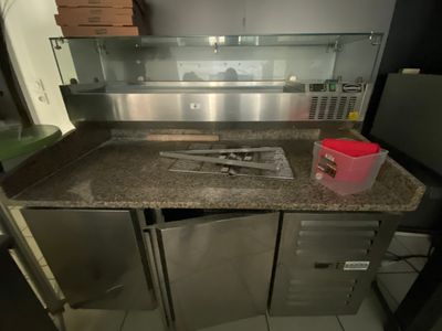 Saladette COMBISTEAL + tour réfrigéré 2 portes plateau grani…