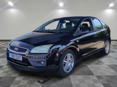 une photo d'une Ford Focus noire garée dans un garage