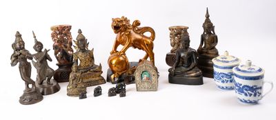 un grand nombre de figurines posées sur une table