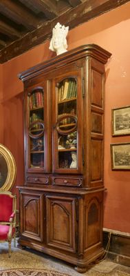 une chaise rouge posée devant une armoire en bois