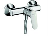un gros plan d'un robinet de douche muni d'une pomme de douche
